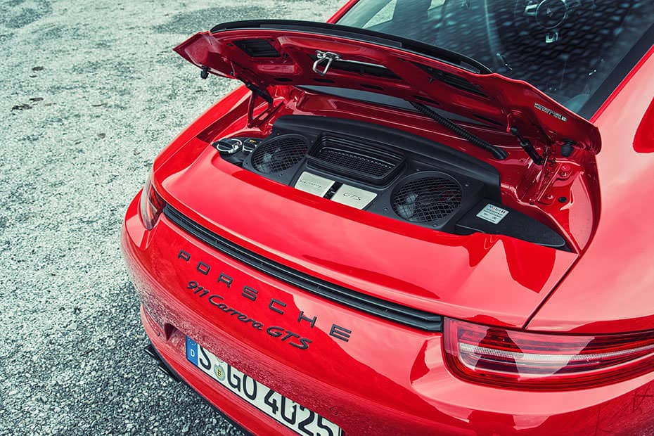 Porsche 911 GTS music system
