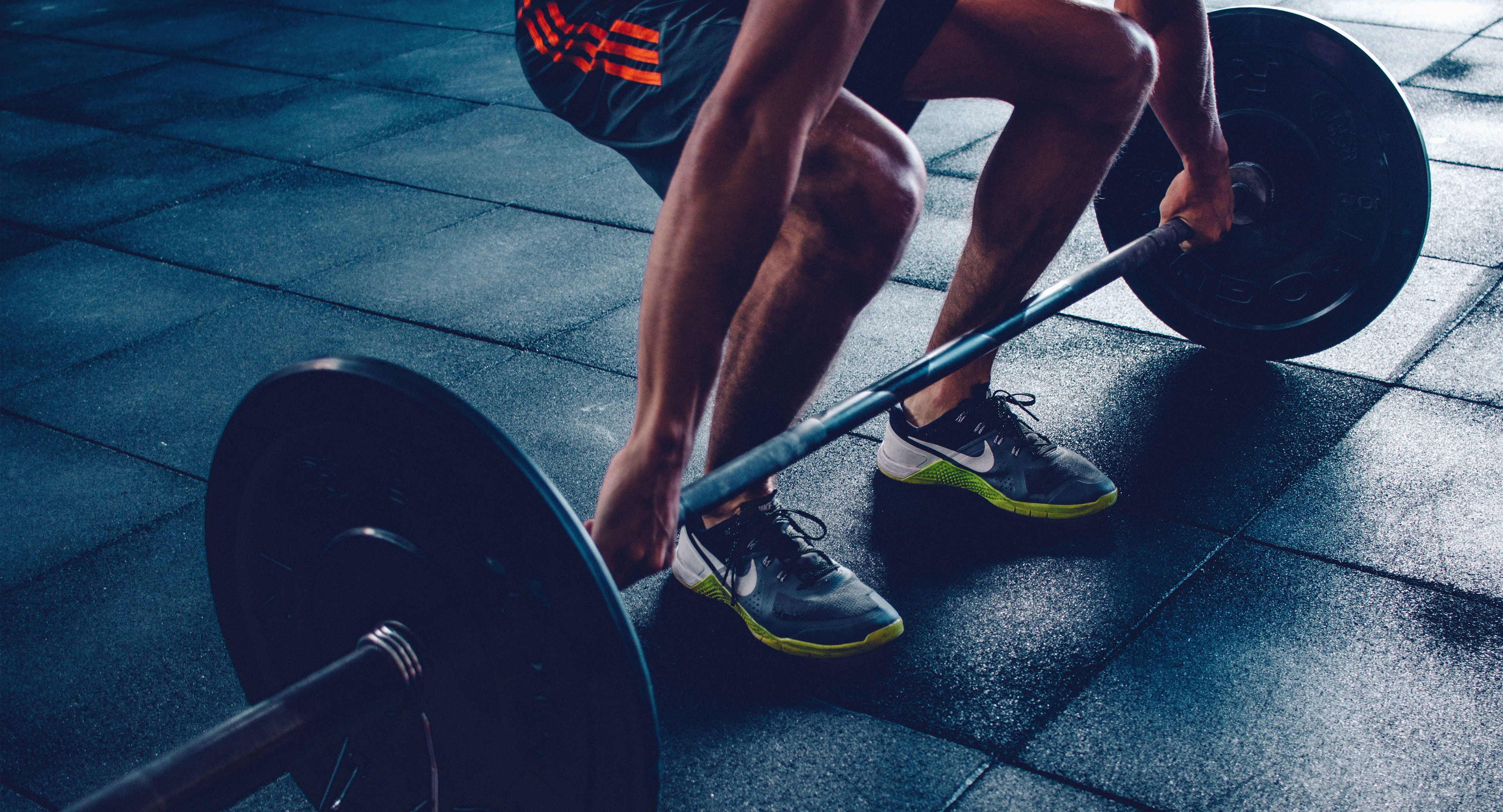 Crossfit athlete lifting weights